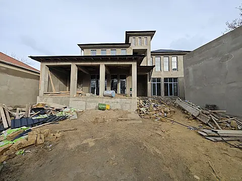 Satılır 5 otaqlı həyət evi 300 m²
