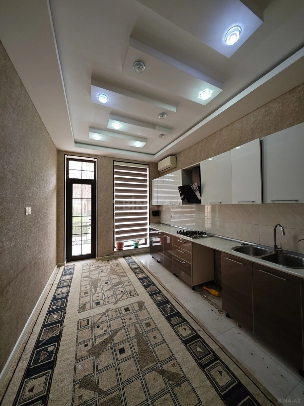 Satılır 8 otaqlı həyət evi 440 m²