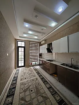 Satılır 8 otaqlı həyət evi 440 m²