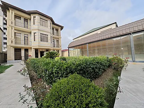 Satılır 8 otaqlı həyət evi 440 m²