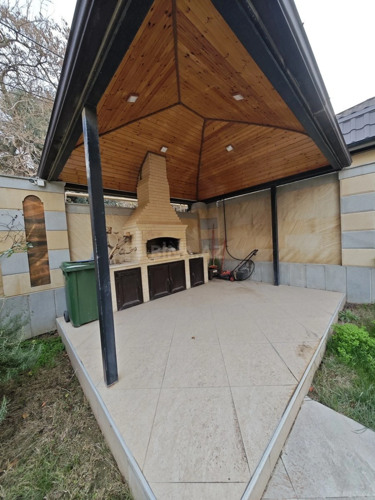 Satılır 8 otaqlı həyət evi 440 m²