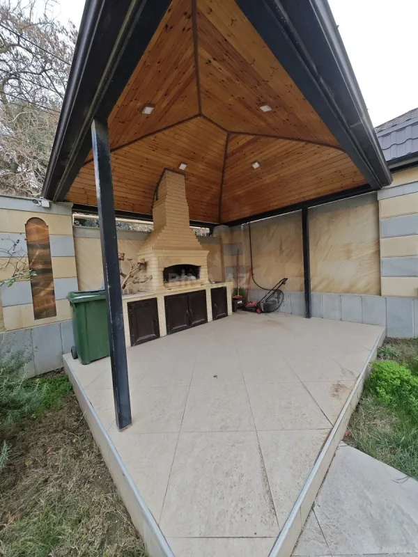 Satılır 8 otaqlı həyət evi 440 m²