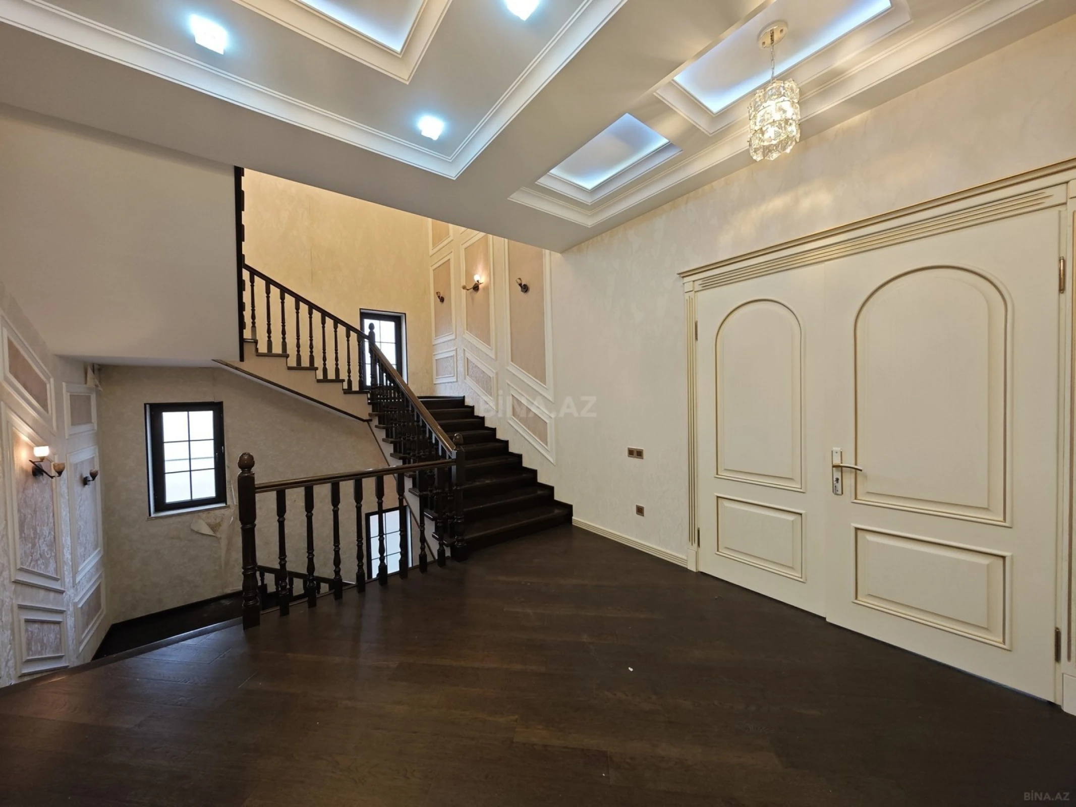 Satılır 8 otaqlı həyət evi 440 m²