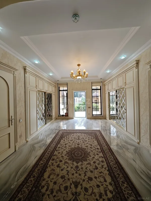 Satılır 8 otaqlı həyət evi 440 m²