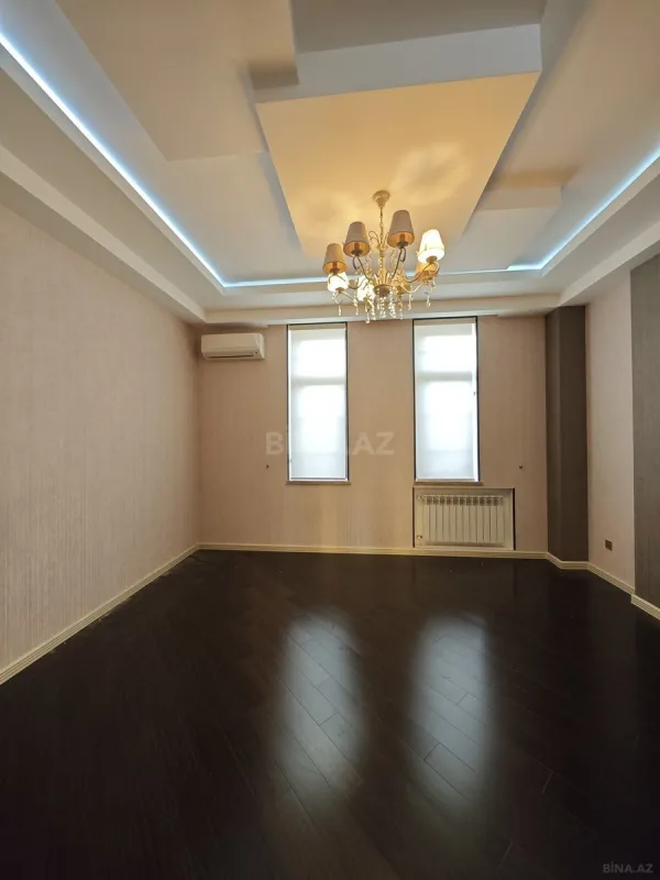 Satılır 8 otaqlı həyət evi 440 m²