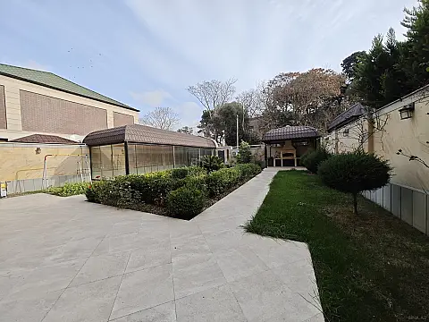 Satılır 8 otaqlı həyət evi 440 m²