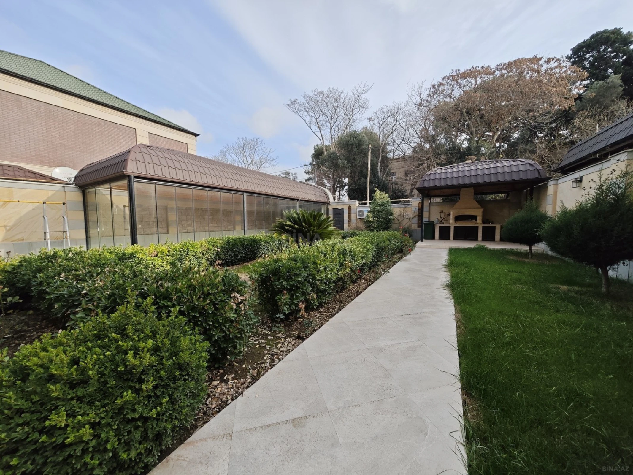 Satılır 8 otaqlı həyət evi 440 m²