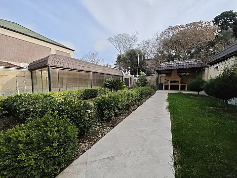 Satılır 8 otaqlı həyət evi 440 m²