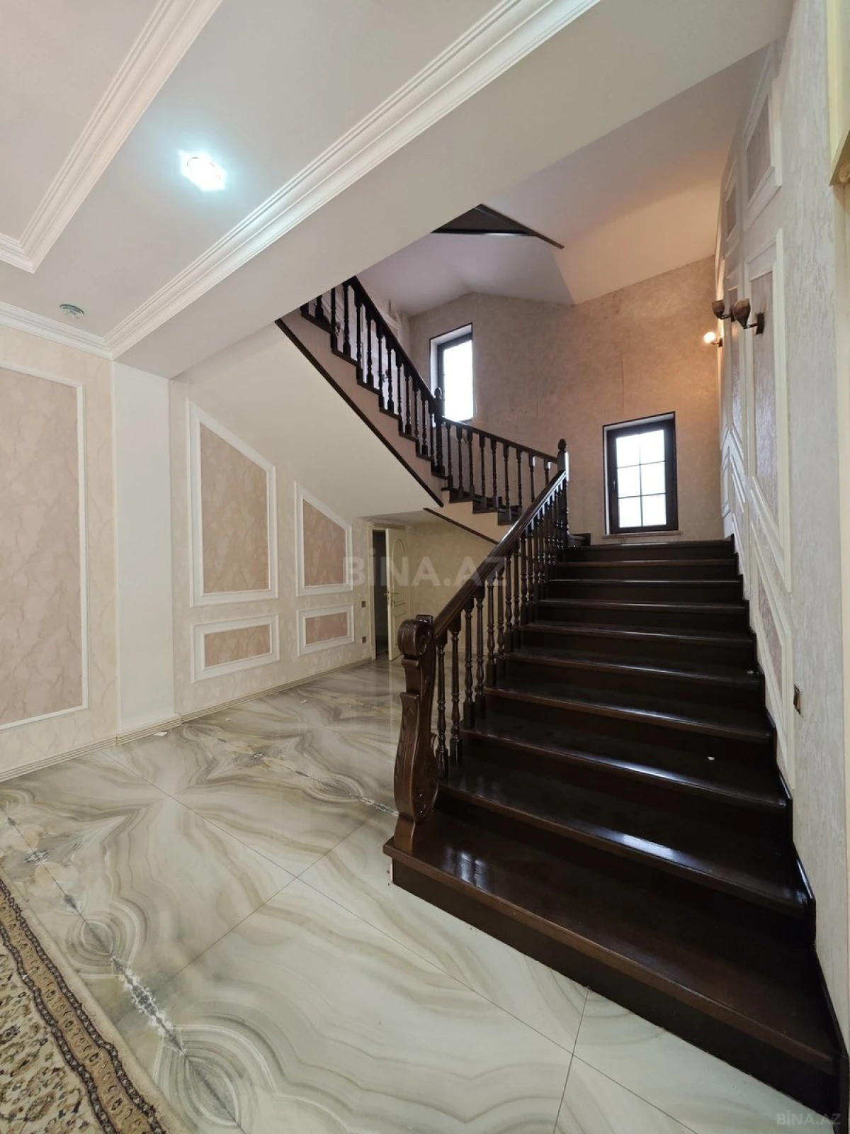 Satılır 8 otaqlı həyət evi 440 m²