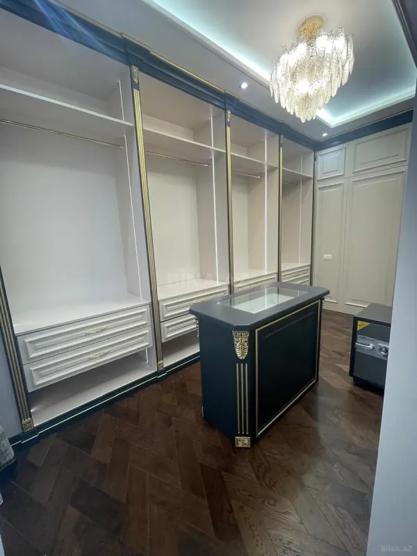Satılır 4 otaqlı mənzil 186 m²