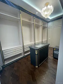 Satılır 4 otaqlı mənzil 186 m²