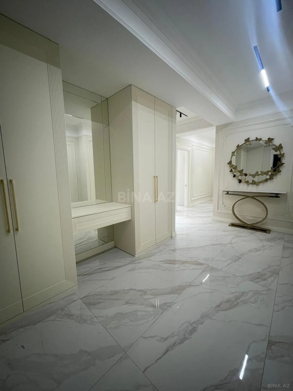 Satılır 4 otaqlı mənzil 186 m²