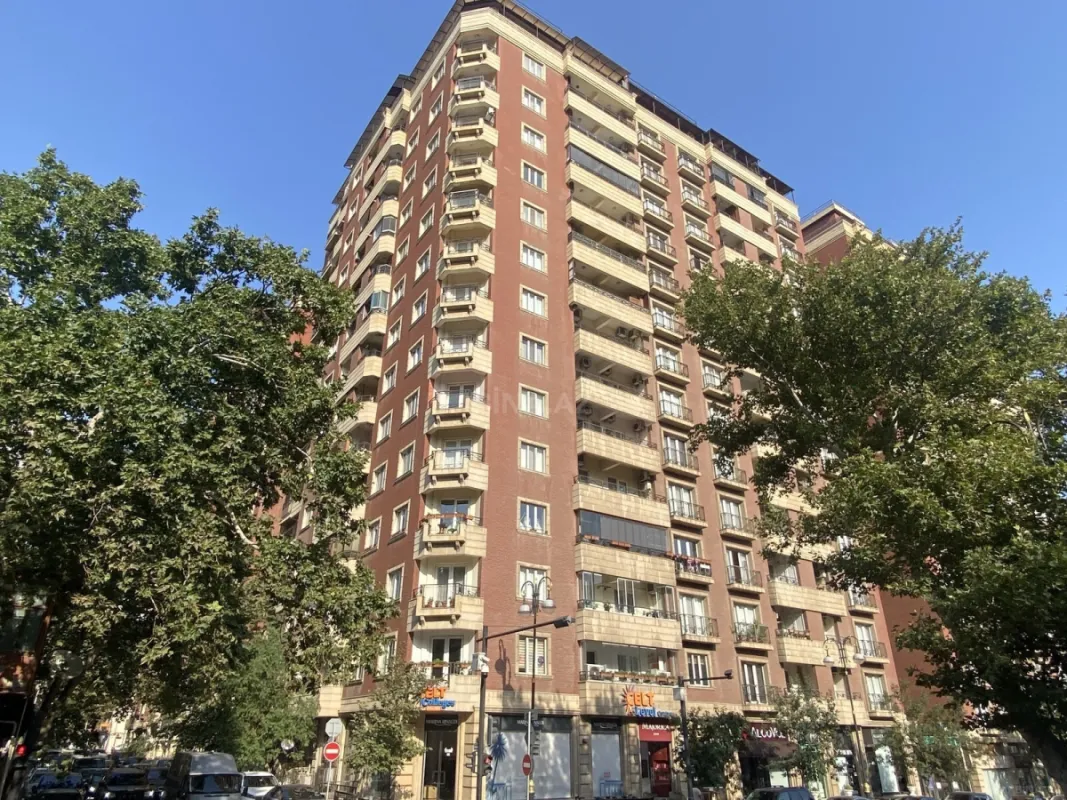 Satılır 4 otaqlı mənzil 223 m²