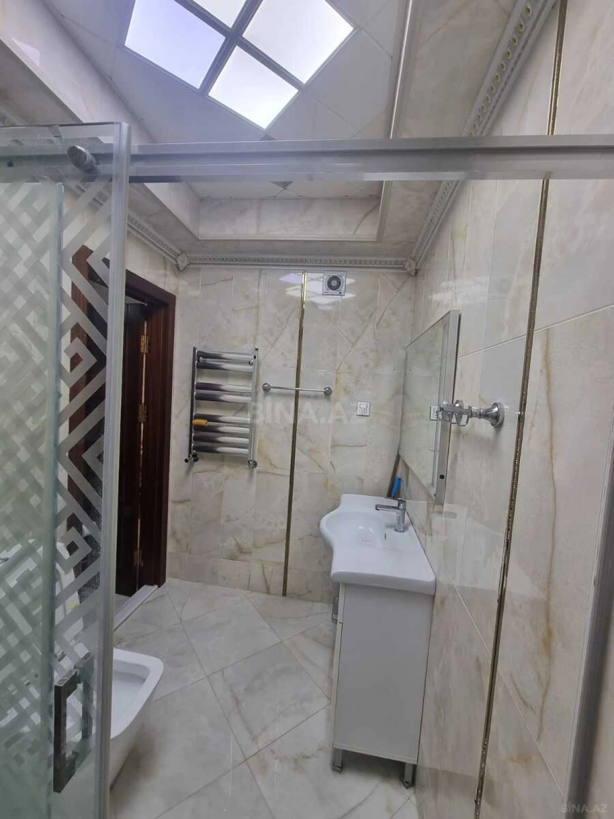 Kirayə verilir 4 otaqlı mənzil 130 m²