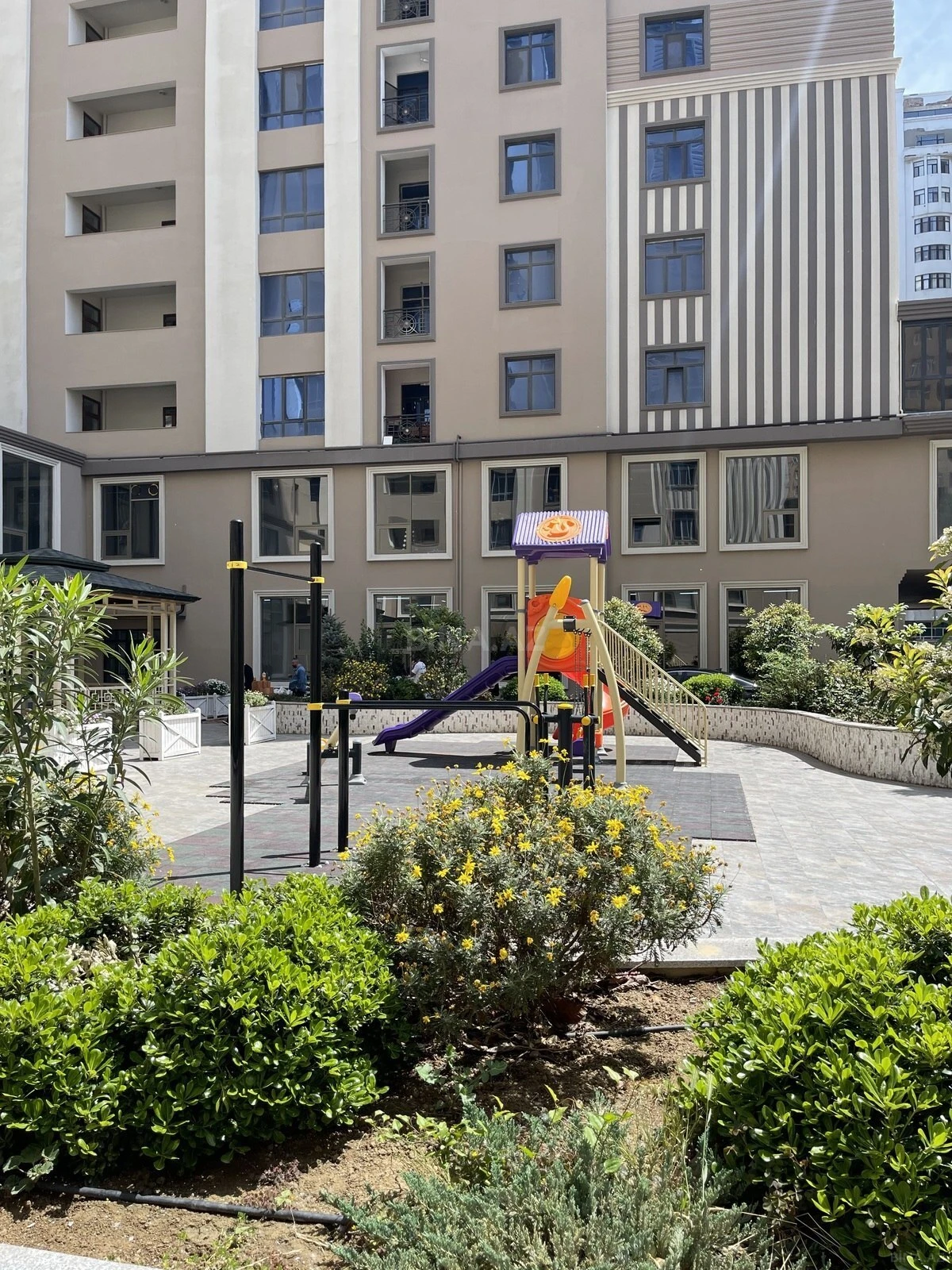 Satılır 5 otaqlı mənzil 233 m²