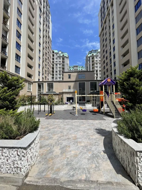 Satılır 5 otaqlı mənzil 233 m²