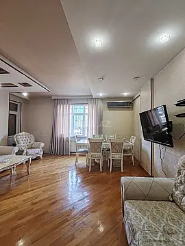 Satılır 4 otaqlı mənzil 210 m²