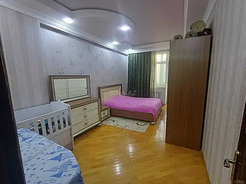 Satılır 4 otaqlı mənzil 210 m²