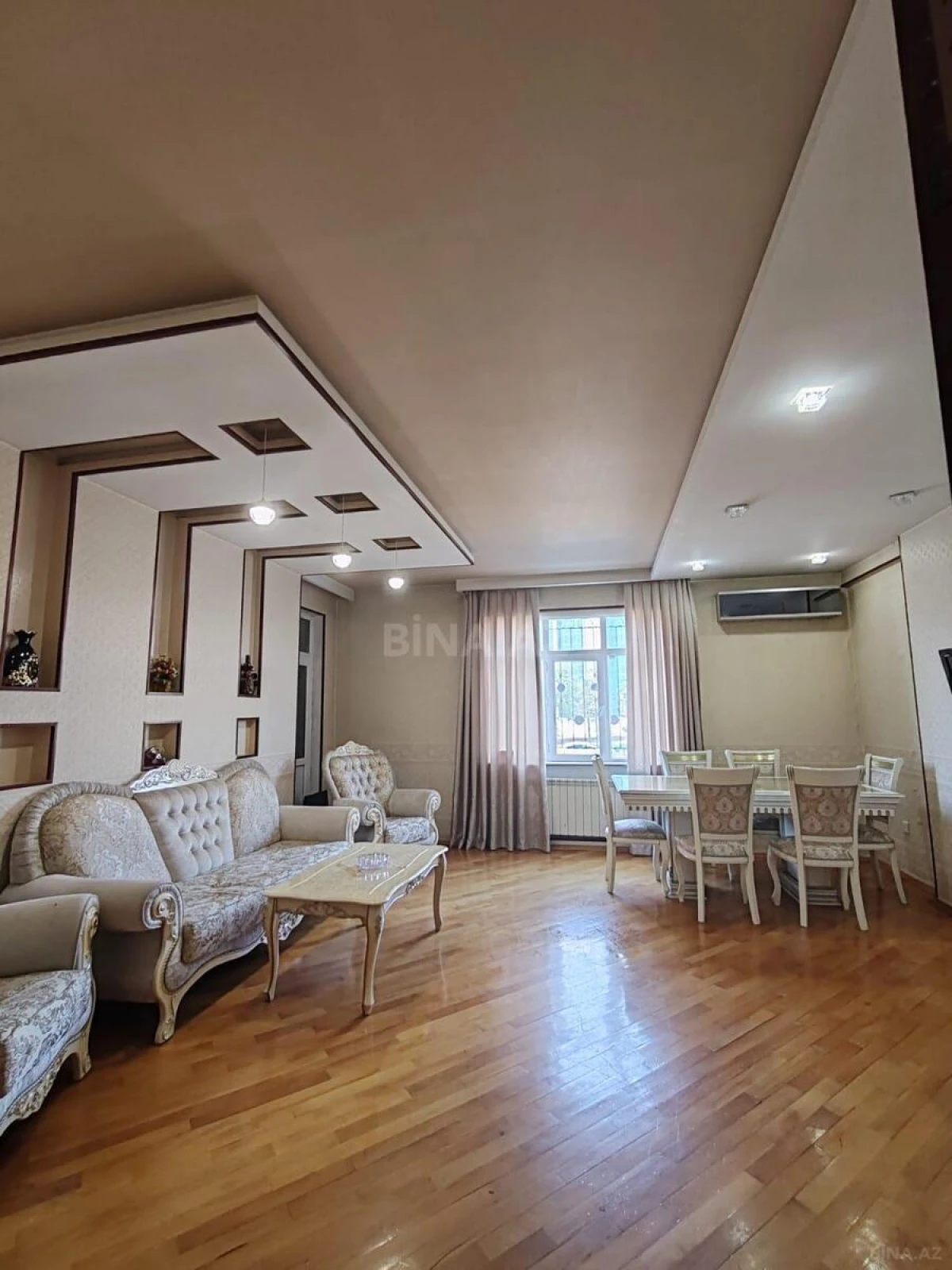 Satılır 4 otaqlı mənzil 210 m²