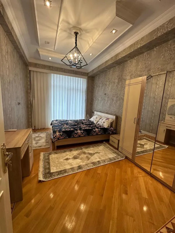 Kirayə verilir 3 otaqlı mənzil 150 m²