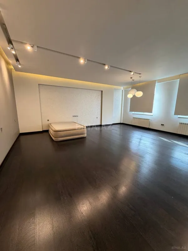 Satılır 2 otaqlı mənzil 103 m²