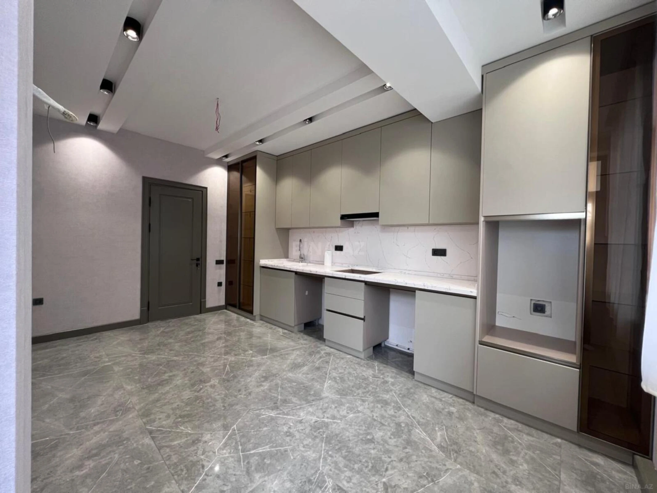 Satılır 4 otaqlı mənzil 164 m²