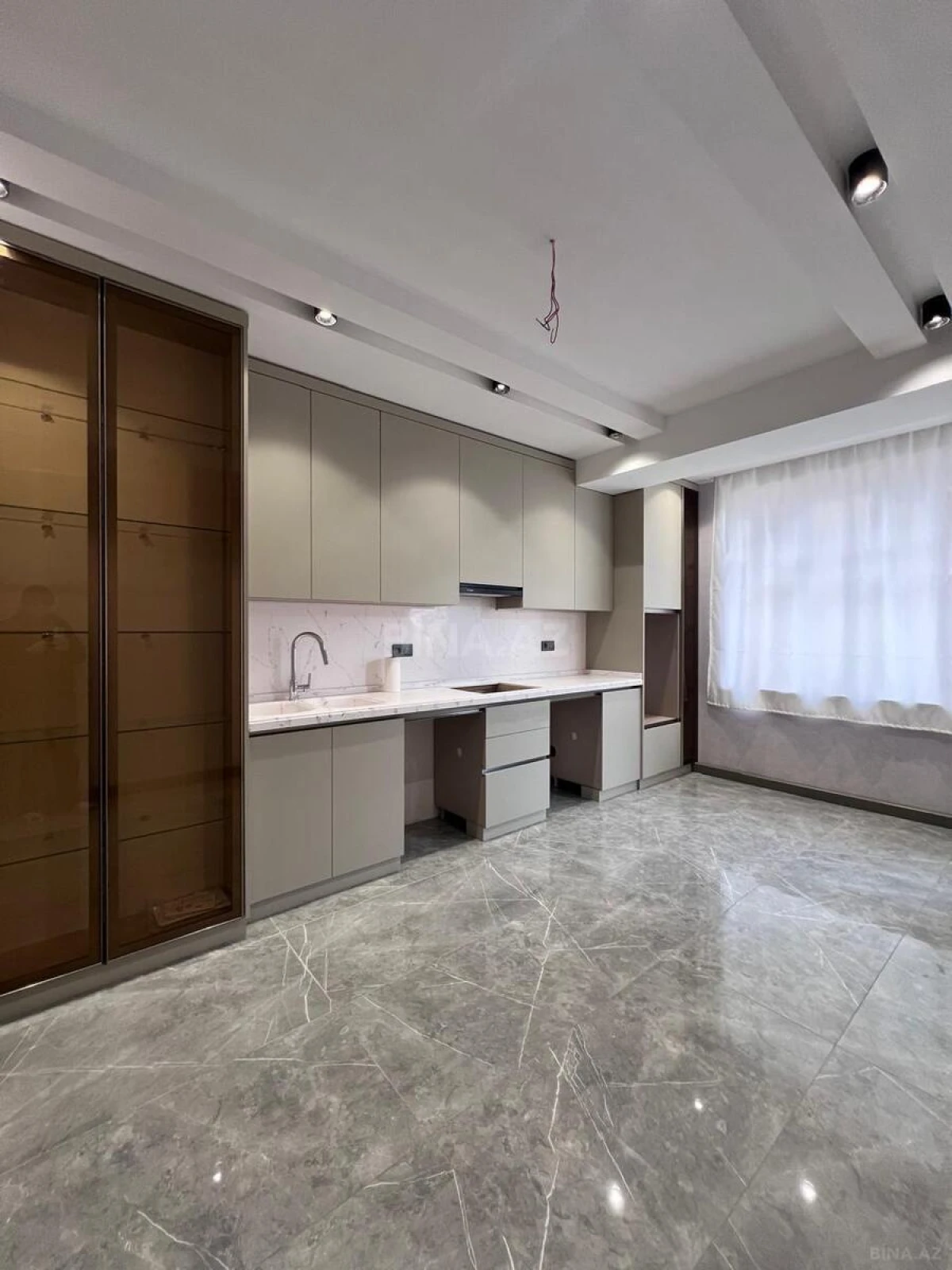Satılır 4 otaqlı mənzil 164 m²