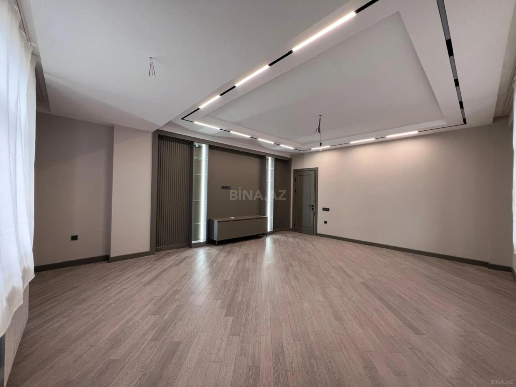 Satılır 4 otaqlı mənzil 164 m²