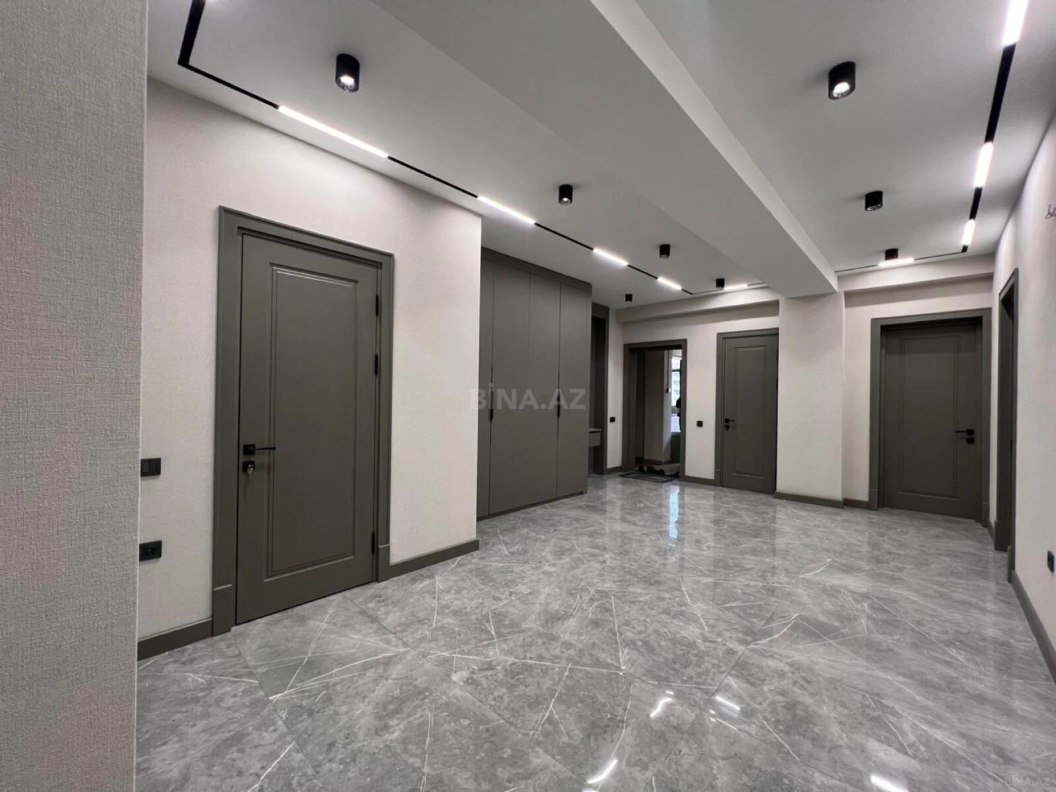 Satılır 4 otaqlı mənzil 164 m²