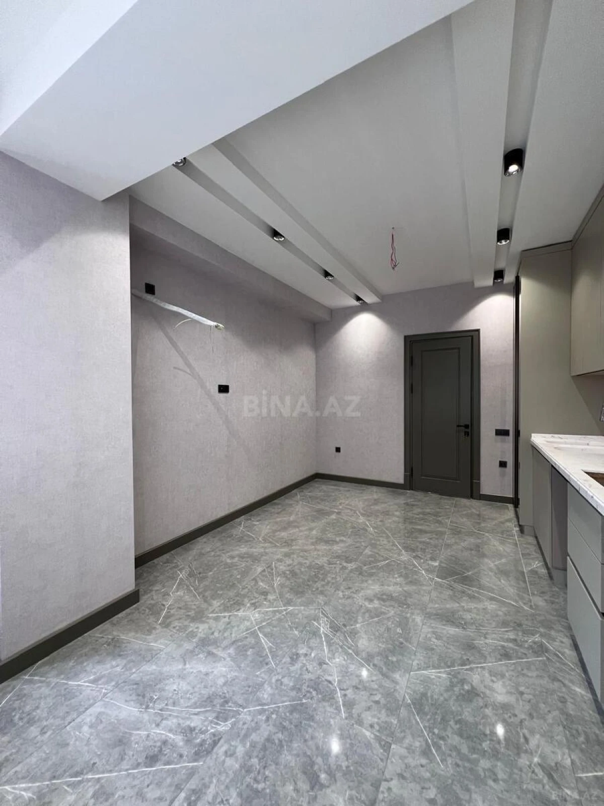 Satılır 4 otaqlı mənzil 164 m²