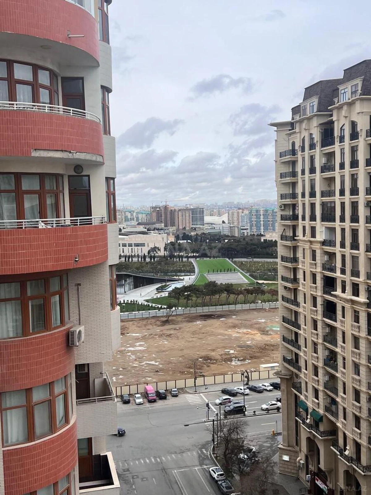 Satılır 4 otaqlı mənzil 164 m²