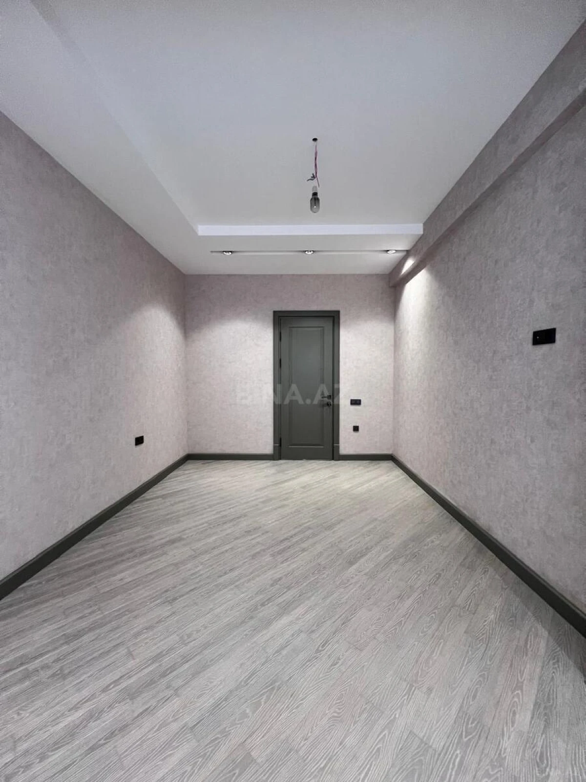 Satılır 4 otaqlı mənzil 164 m²