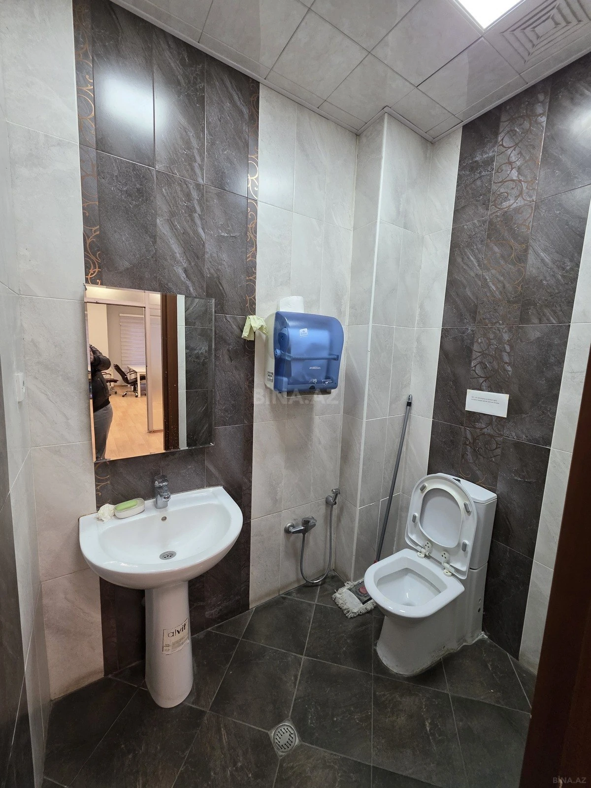 Kirayə verilir 8 otaqlı ofis 400 m²