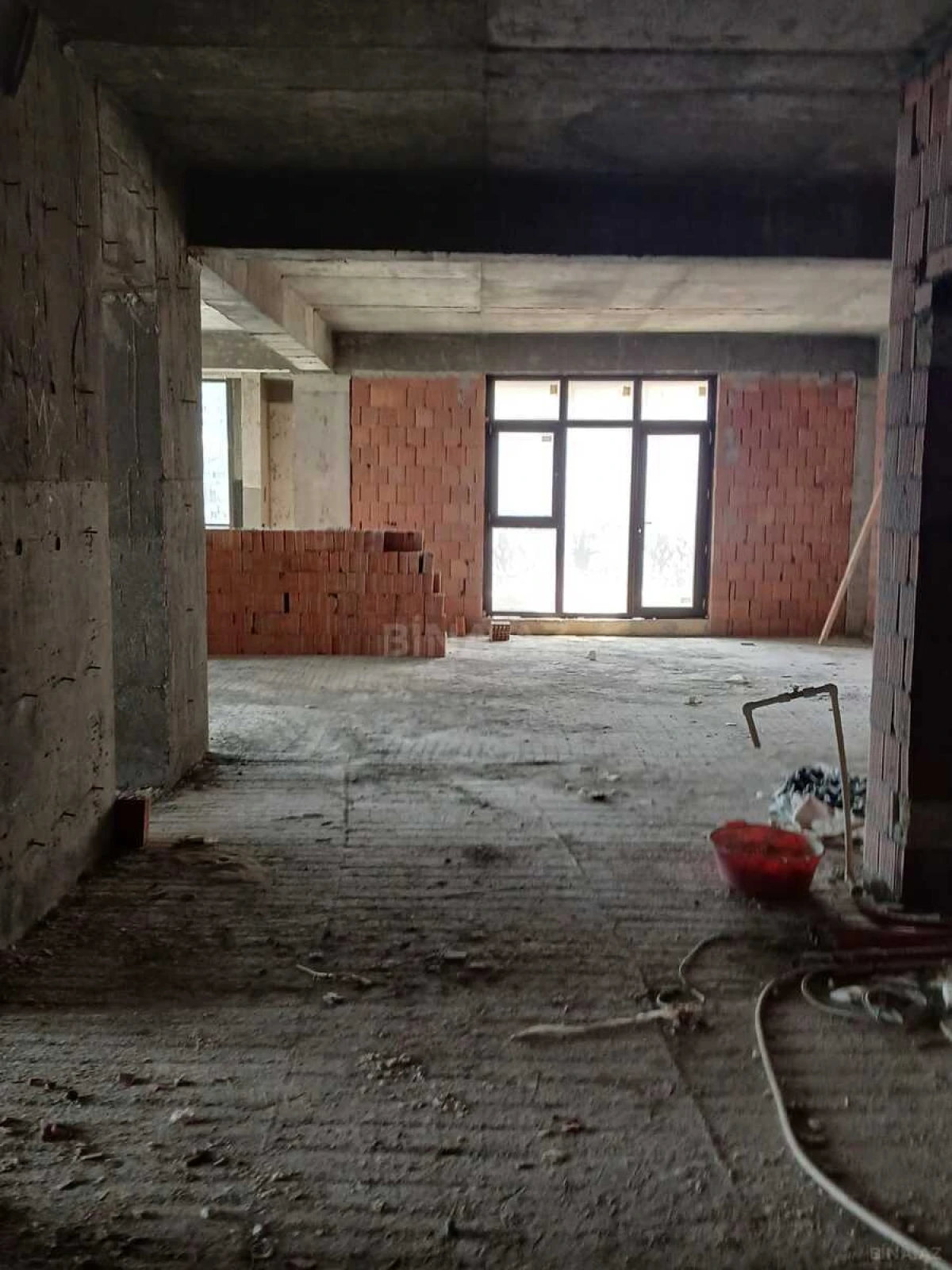 Satılır 4 otaqlı mənzil 172 m²