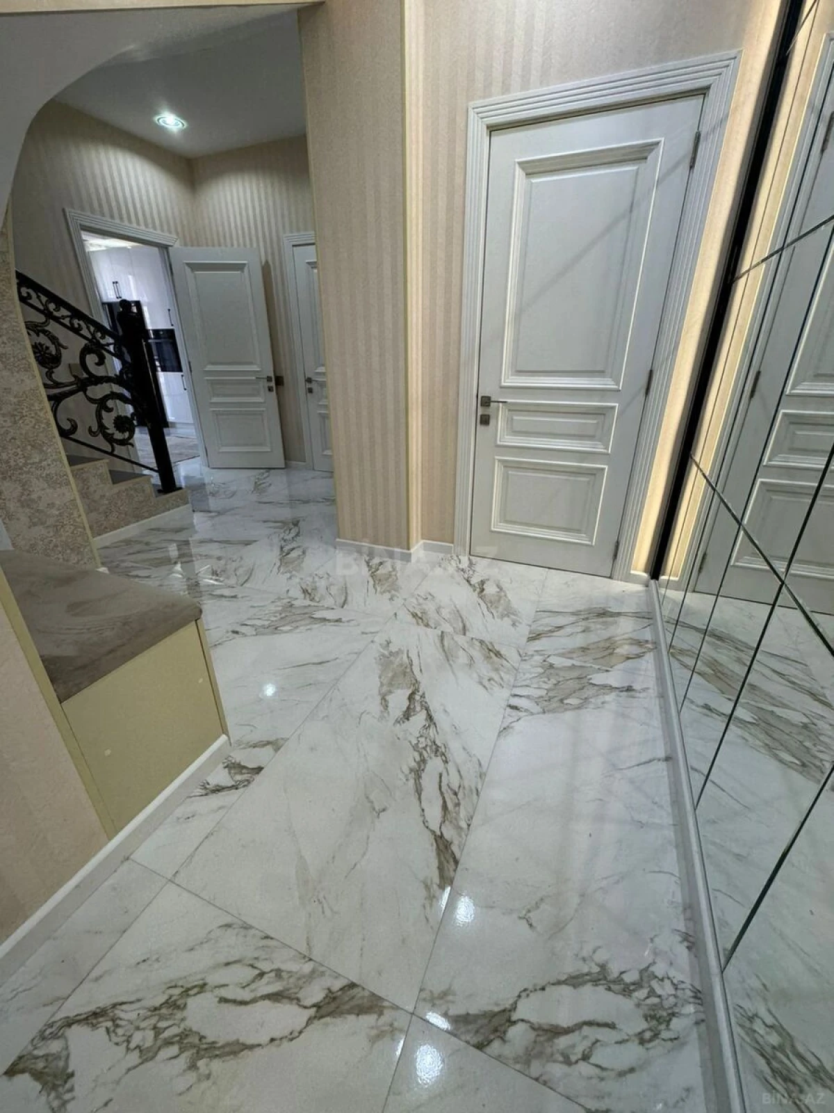 Satılır 5 otaqlı mənzil 150 m²