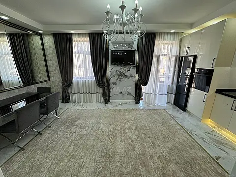 Satılır 5 otaqlı mənzil 150 m²