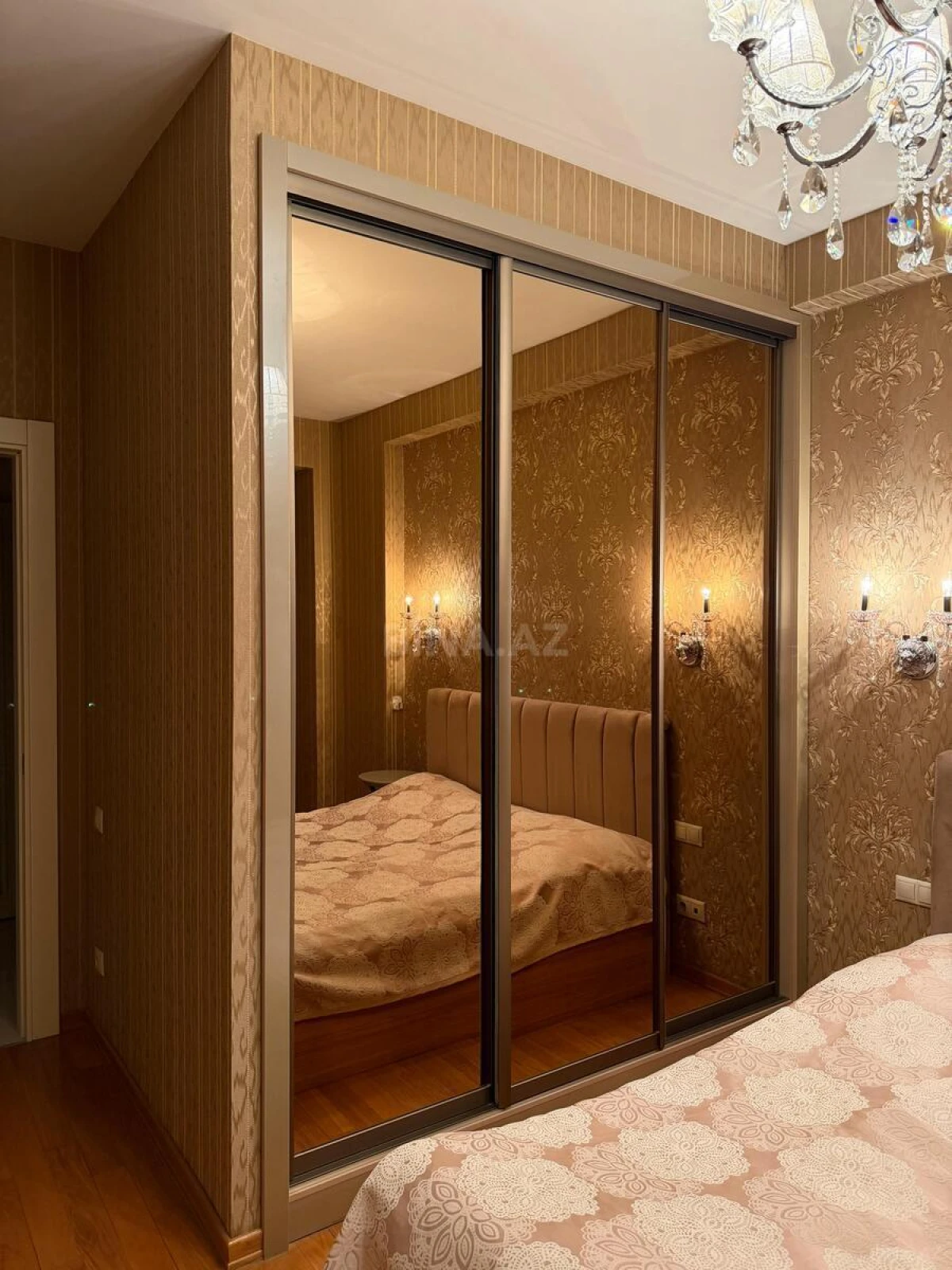 Satılır 3 otaqlı mənzil 130 m²