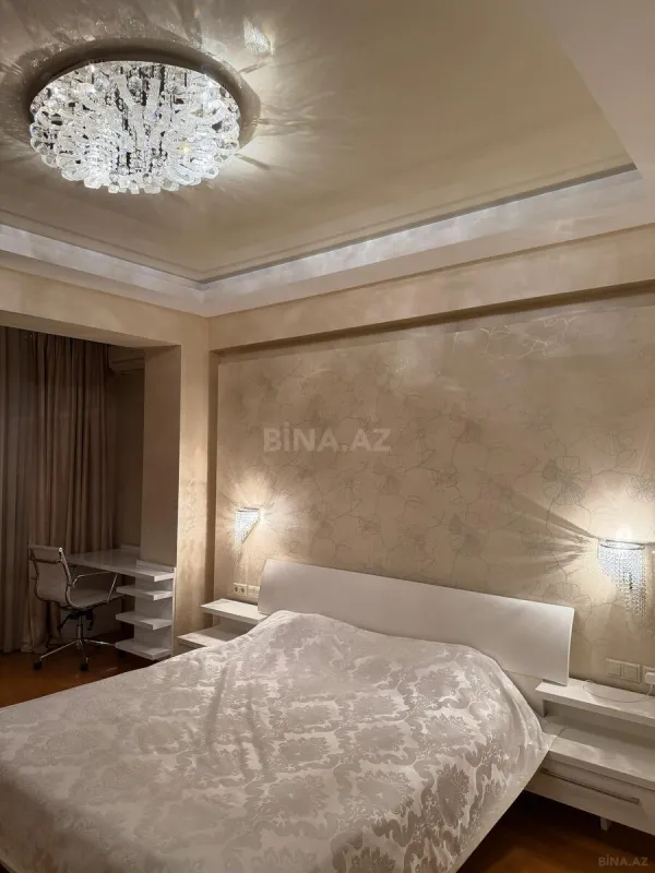 Satılır 3 otaqlı mənzil 130 m²