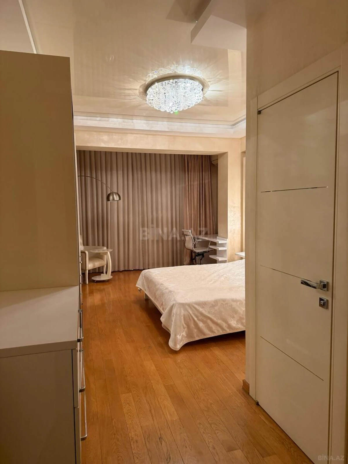 Satılır 3 otaqlı mənzil 130 m²