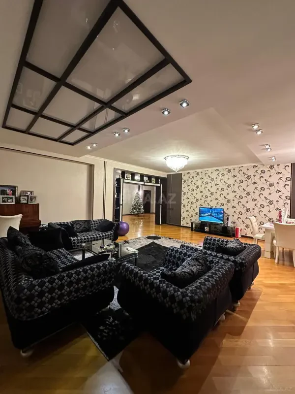 Satılır 5 otaqlı mənzil 280 m²