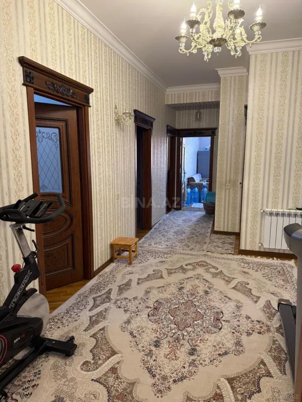 Satılır 4 otaqlı mənzil 162 m²