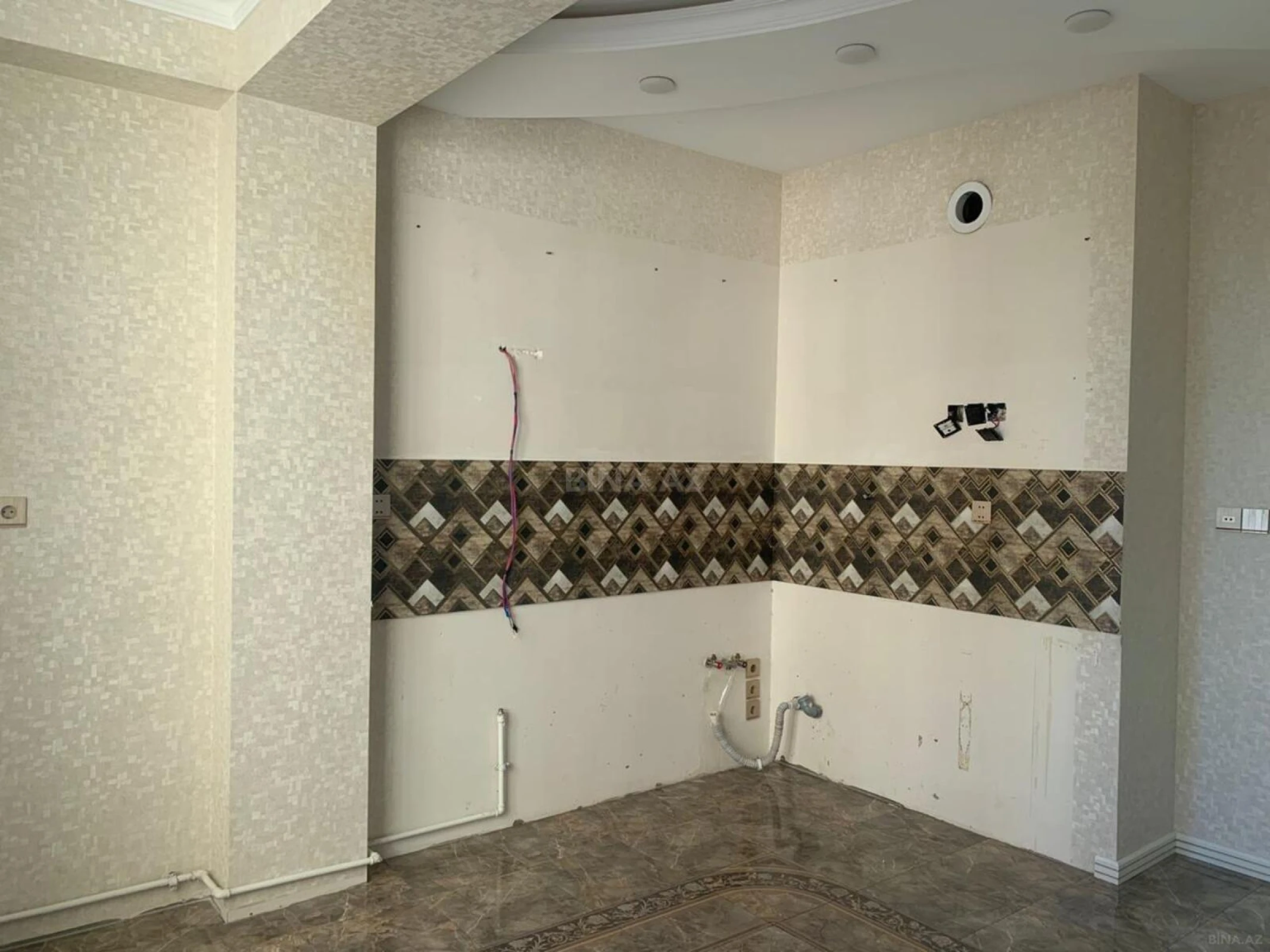 Satılır 4 otaqlı mənzil 140 m²