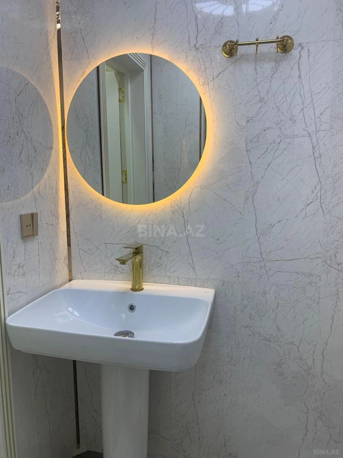 Satılır 4 otaqlı mənzil 140 m²