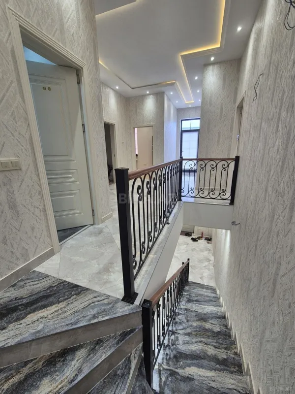 Satılır 7 otaqlı həyət evi 285 m²