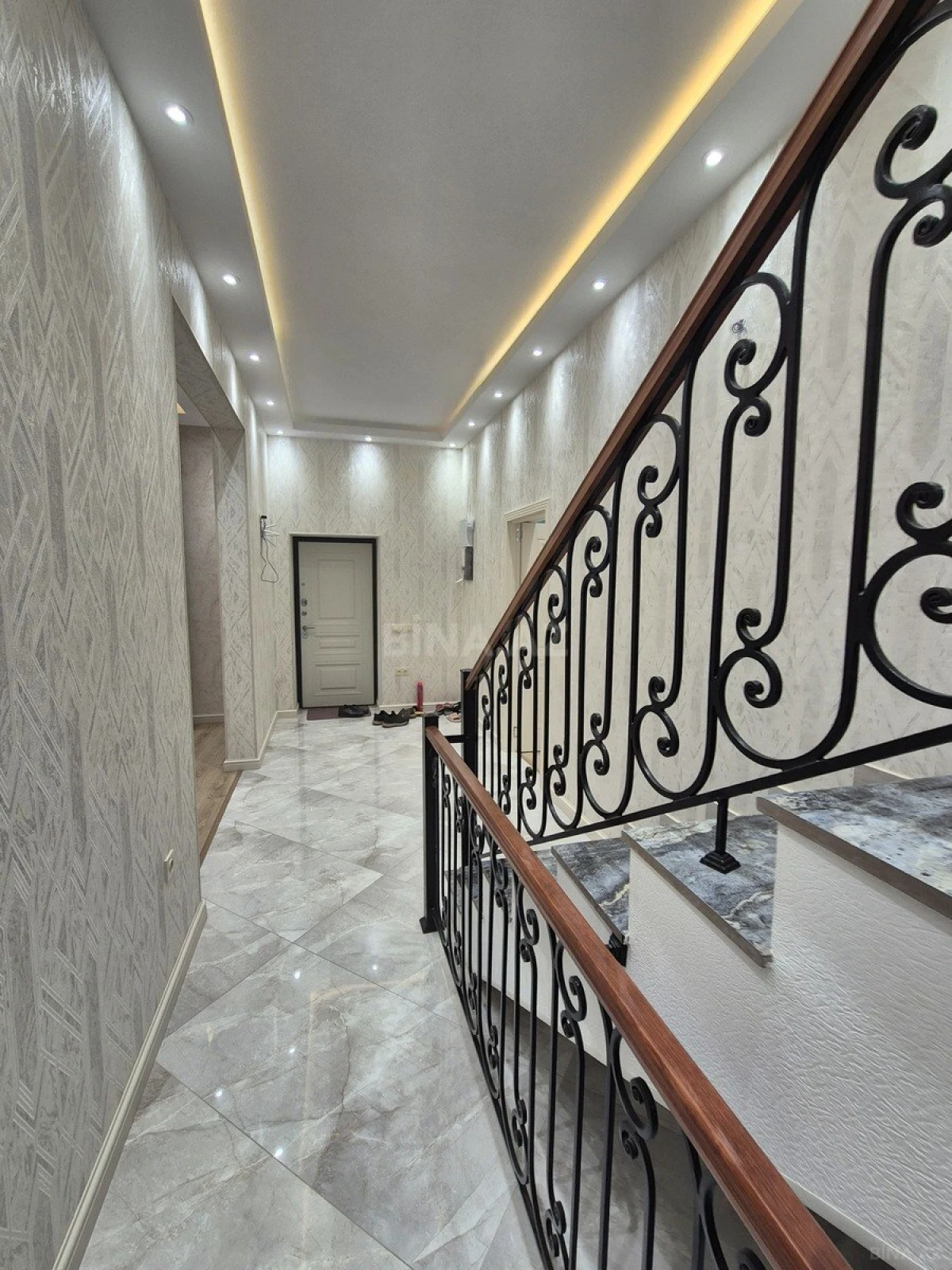 Satılır 7 otaqlı həyət evi 285 m²