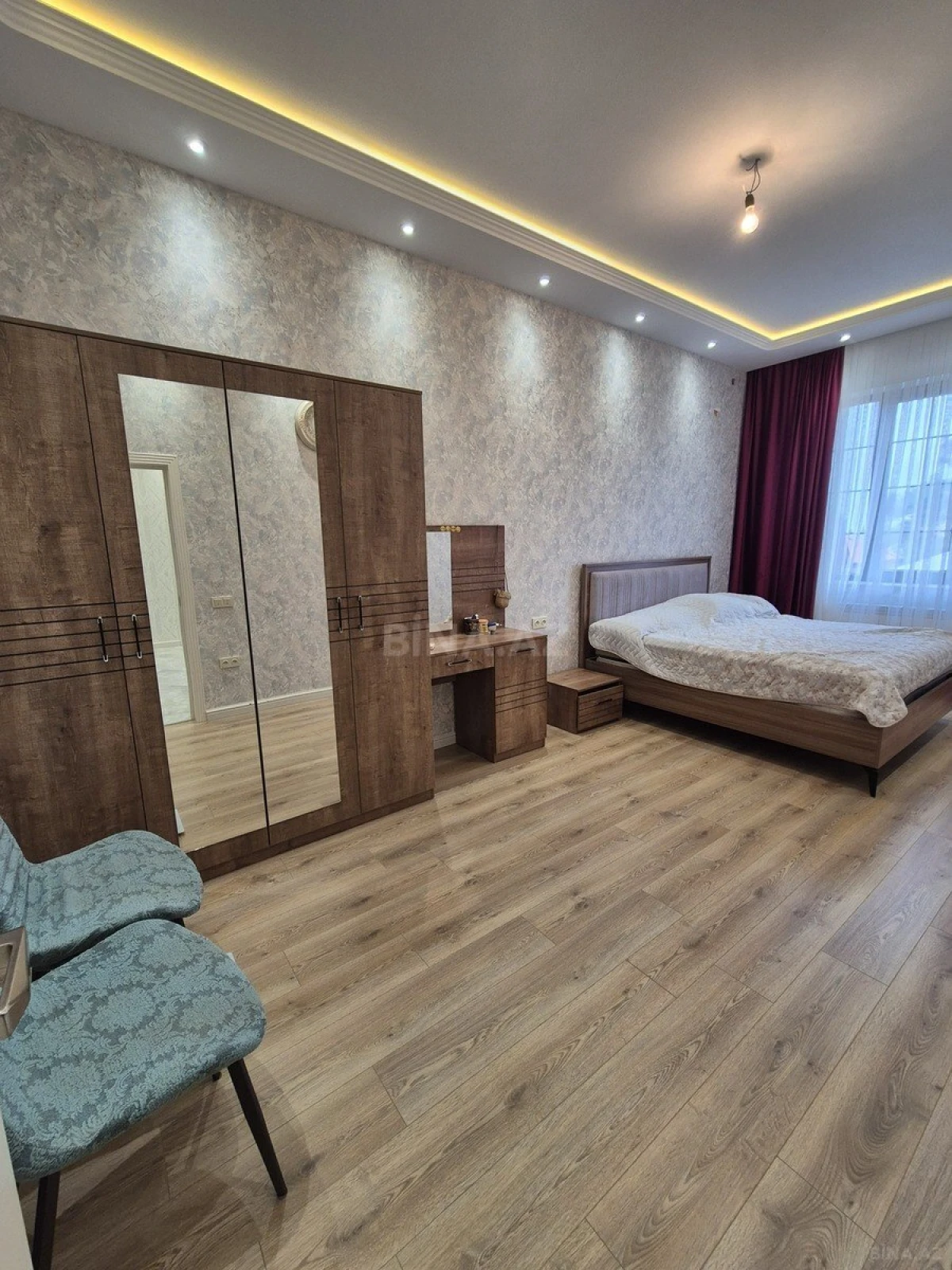Satılır 7 otaqlı həyət evi 285 m²
