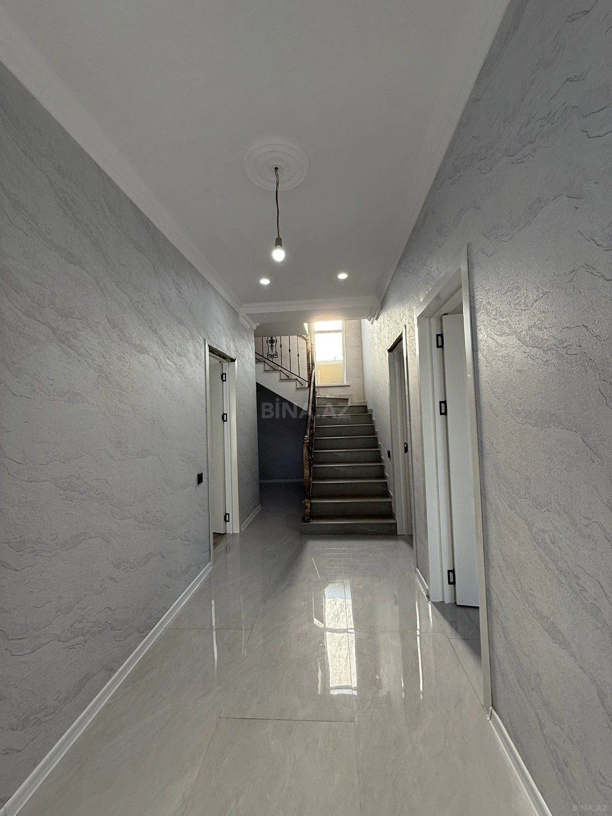 Satılır 5 otaqlı həyət evi 210 m²