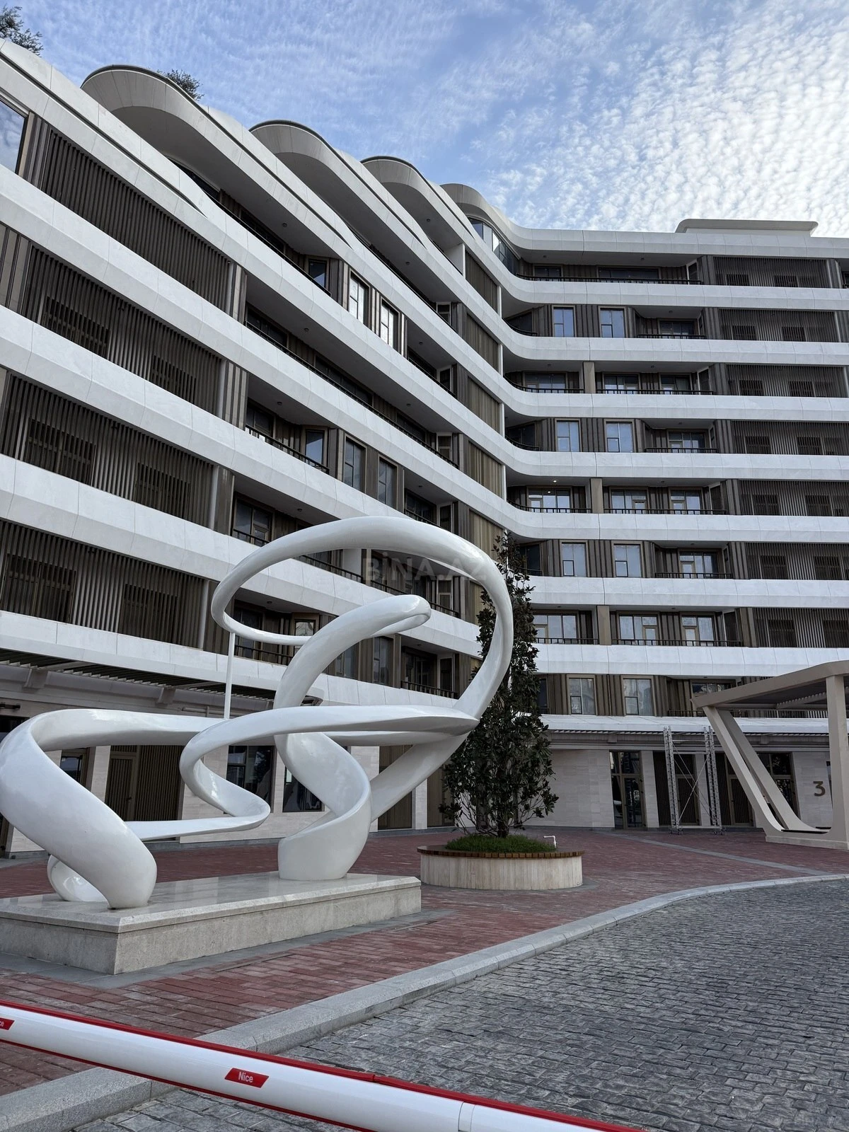 Satılır 3 otaqlı mənzil 140 m²