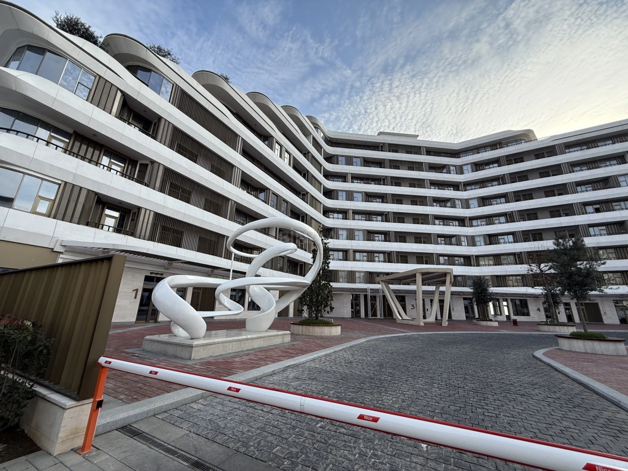 Satılır 3 otaqlı mənzil 140 m²