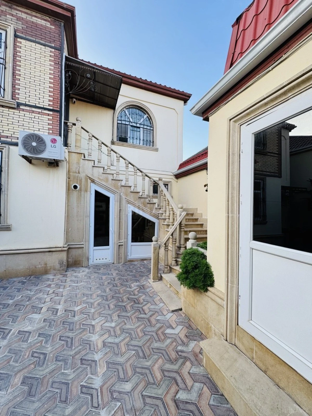 Satılır 6 otaqlı həyət evi 190 m²